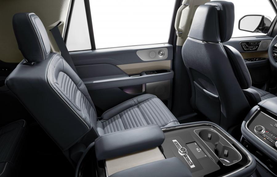 Интерьер Lincoln Navigator Black Label 2017 года  (фото 9 из 52)